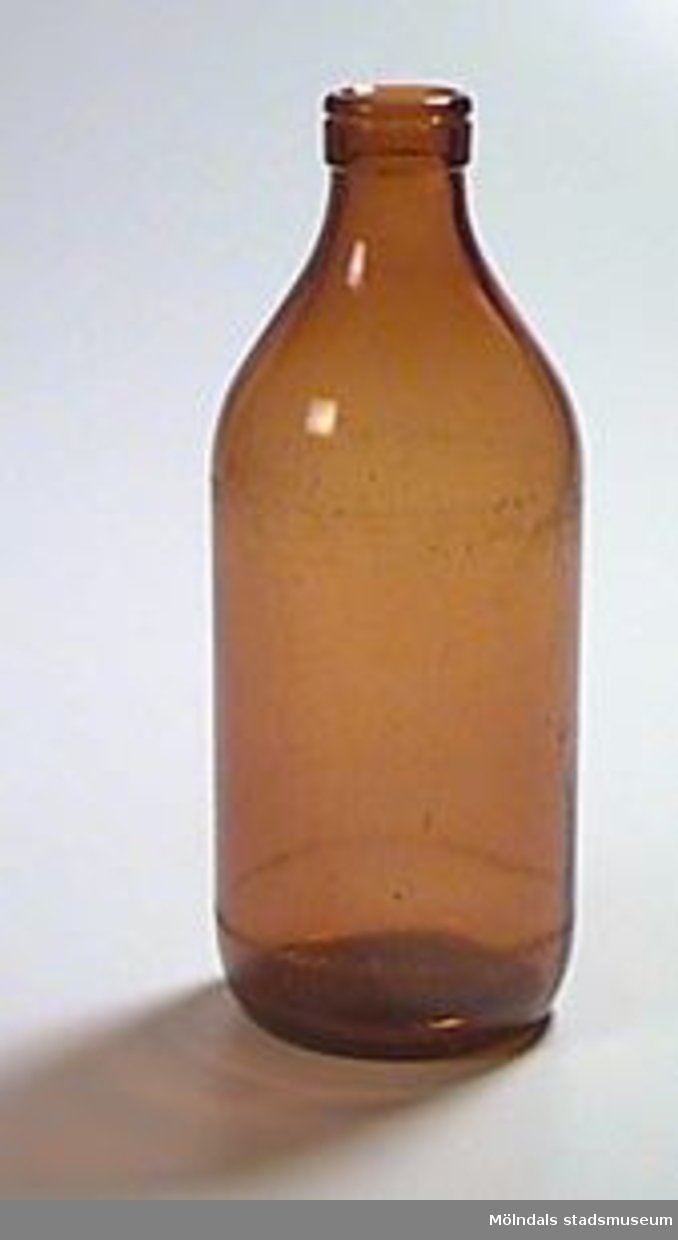 Enliters flaska av brunt glas. Instansat i botten: "4/63 L / 1 LIT.".
