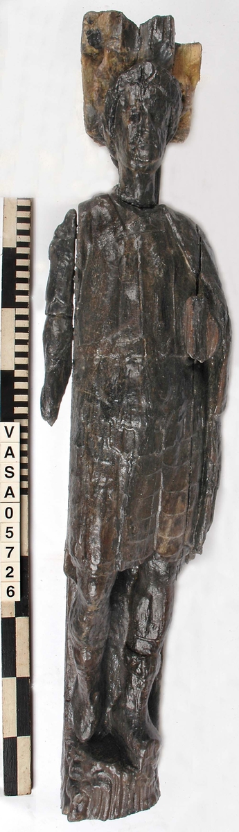 Del av högerarm, tillhörande en skulpterad kejsarfigur.

Text in English: Part of the right arm - of a sculpted Roman emperor.