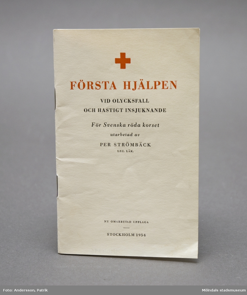 Häfte: "Första hjälpen vid olycksfall och kraftigt insjuknande för Svenska Röda Korset". Utarbetad av Per Strömbäck, leg. läkare. 