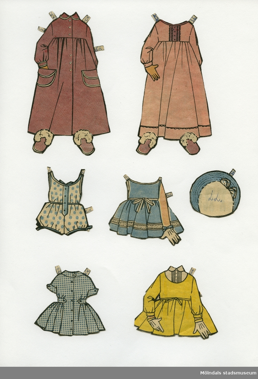 Klippdocka med kläder och tillbehör, urklippt ur tidning på 1950-talet. Docka och kläder är märkta "Lise-Lotte", alternativt "LL", på baksidan - dockans namn. Dockan föreställer en liten flicka, tecknad, med blont hår, iklädd underklädesdräkt med axelband och korta ben, samt strumpor och skor. Garderoben består av lekdräkt med korta ben, fem olika klänningar, två set om skjorta och byxor, respektive jacka och byxor, skjorta, två nattsärkar, ett par vantar och två hattar. 