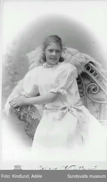 Porträtt (visitkort) på Mimmi Rönström, syster till Gunnar Rönström.