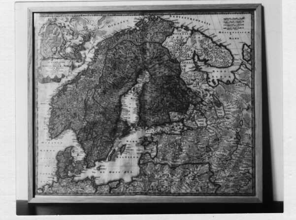 Karta över Skandinavien, Sverige, Norge, Danmark, Finland
Baltikum samt delar av Ryssland. Uppe i vänstra hörnet finns en stor
kartusch med riksvapnet och allegoriska figurer med text enligt MRK.
Inramad i ljus träram med måtten 520 x 605 mm.