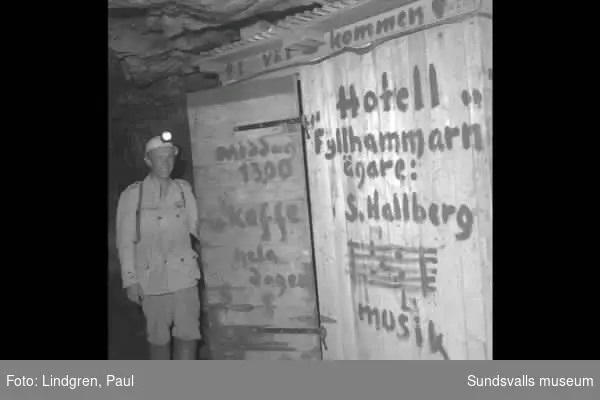 Bilder från en gruva. "Hotell Fyllhammarn", män som arbetar i gruvan.