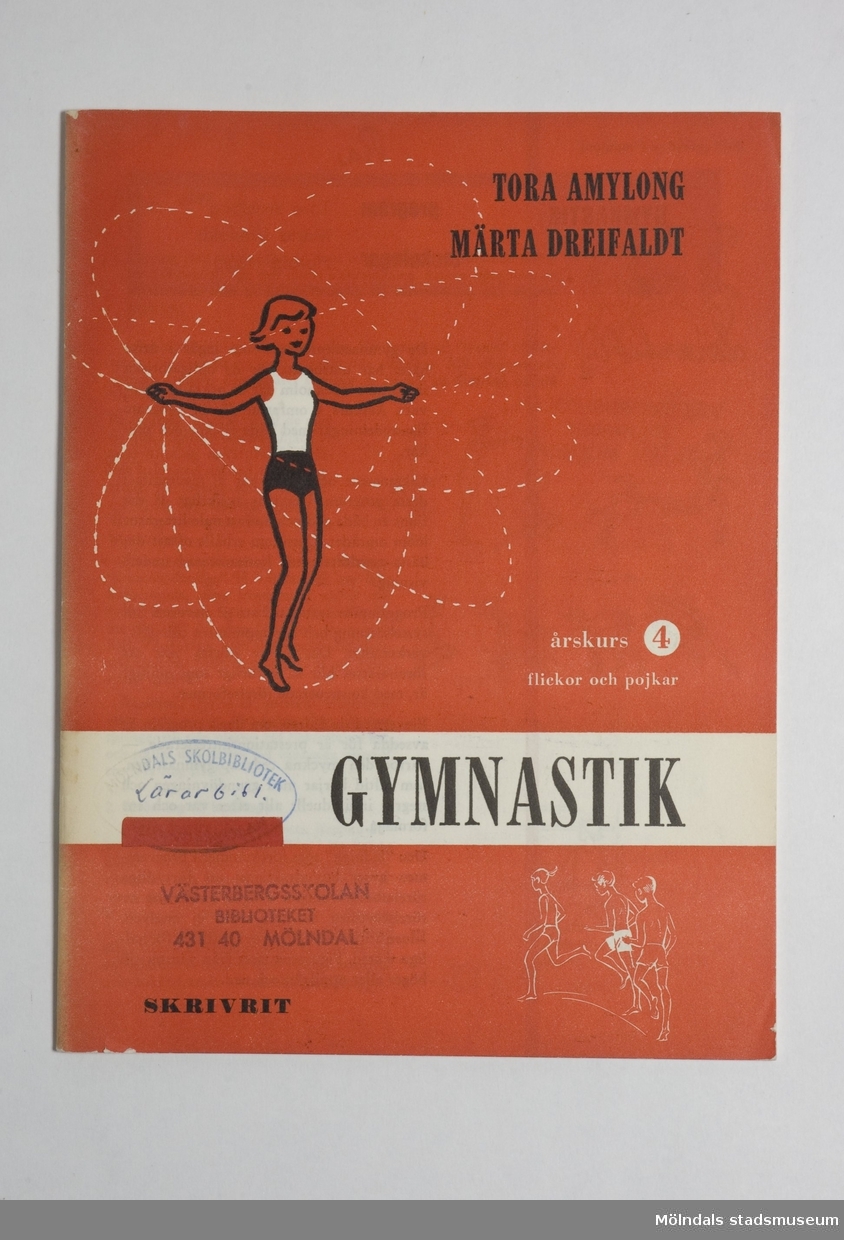 "Gymnastik årskurs 4 för flickor och pojkar" av Tora Amylong och Märta Dreifaldt. Röda pärmar med svart och vit text. Har en flicka som hoppar hopprep på omslaget.