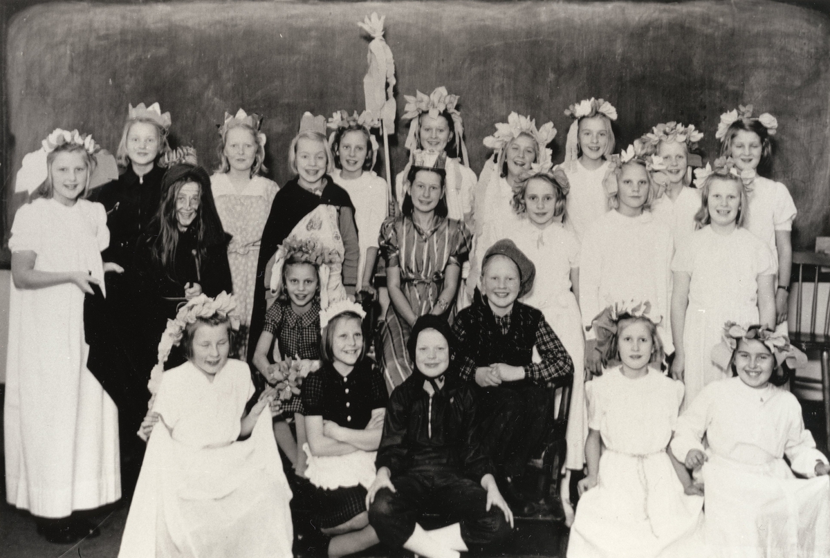 Flickor spelar skolteater. Med på bilden finns Berit Gustafsson (givaren), född Larsson 1936.
Kvarnbyskolan kallades vid den här tiden för Centralskolan.