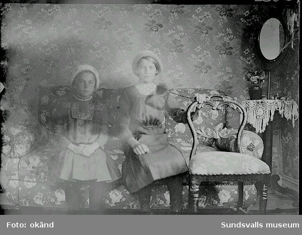 Barnporträtt, familjeporträtt, kvinnoporträtt i rumsmiljö. Bild nr 1 föreställer Ester Näslund, Ljustorp med föräldrar.