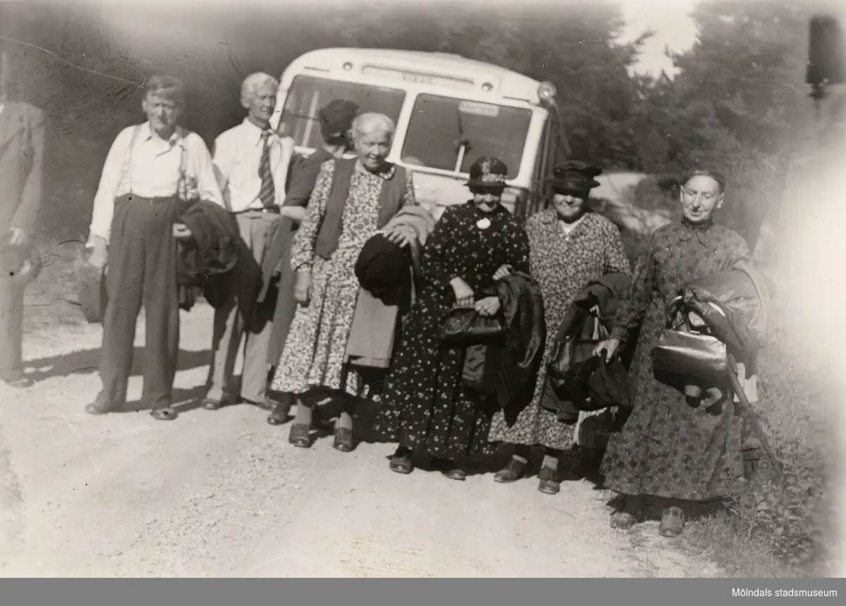 Bussresa för Papyrus pensionärer år 1947. På bilden står fyra kvinnor och fyra män framför bussen.