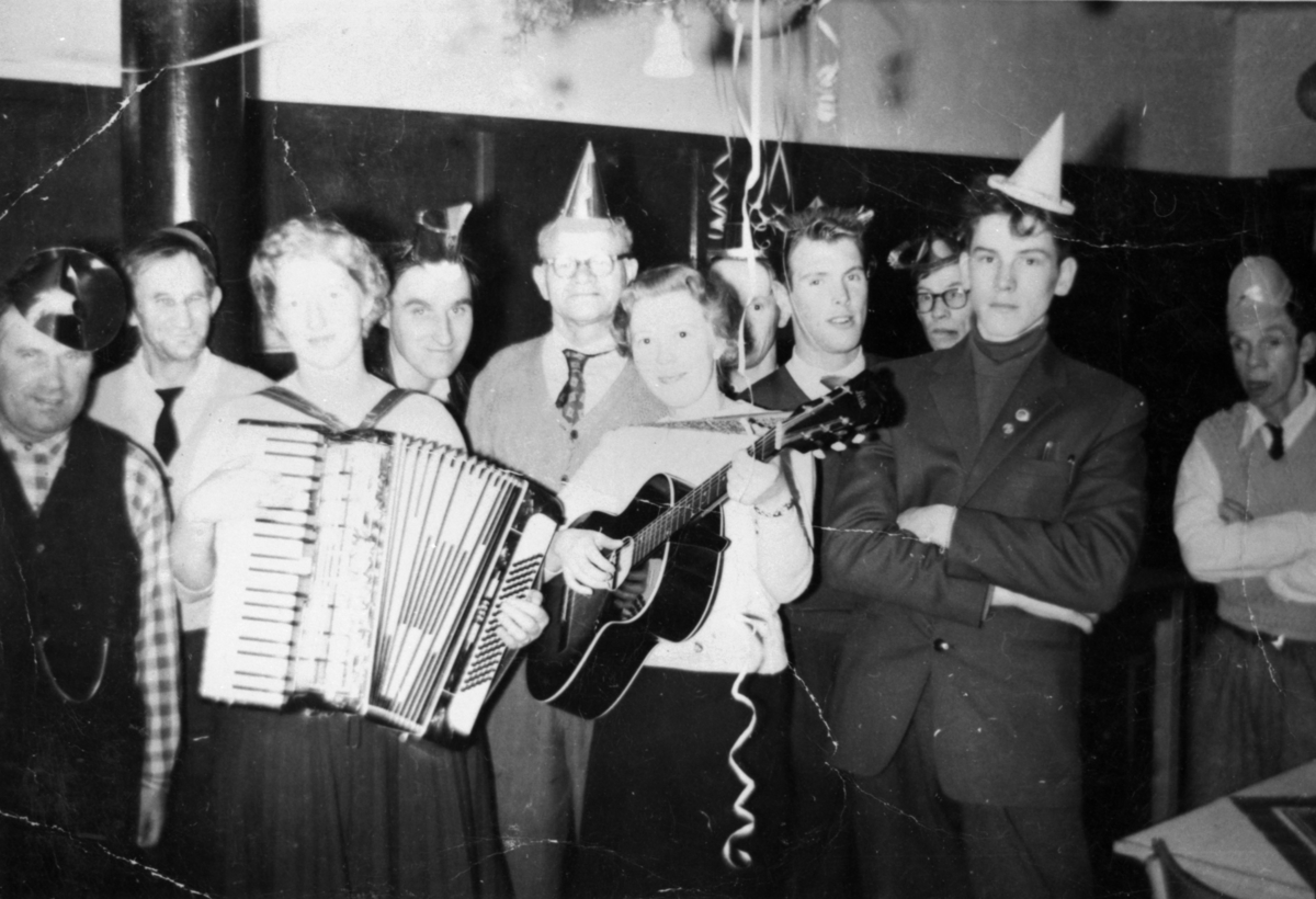 Festklädda elever och personal i manliga arbetshemmet på Stretereds skolhem, nyårsafton 1959.
 I förgrunden kvinnor med dragspel och gitarr. Med på bild fr.v. Åke Magnusson.