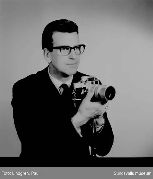 Porträtt (själv?-) av fotograf Paul Lindgren taget den 31 dec 1962.