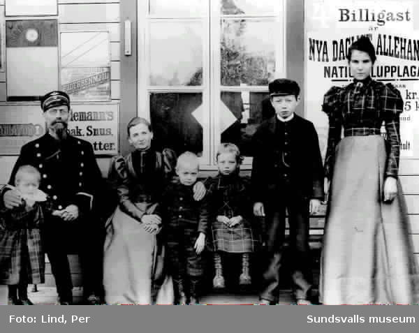 Alby 1898. Grupp bestående av en tågtjänsteman,  två kvinnor samt barn framför stationsbyggnaden, ev familj.
