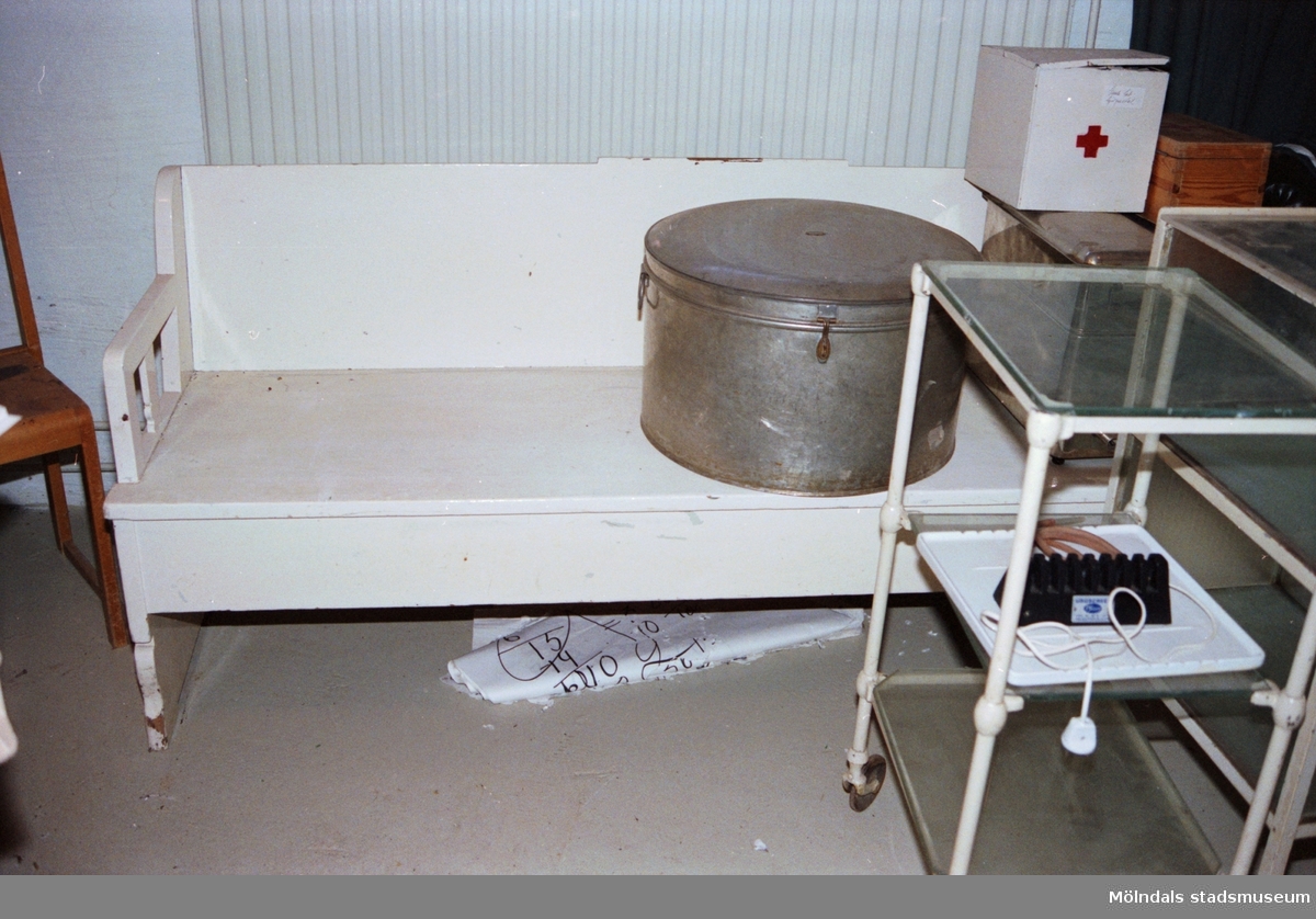 Utrustning från sjukstugan i förskolan. Saker som stod på Streteredshemmets vind innan Mölndals museum hade sin utställning "Är du inte riktigt klok?".