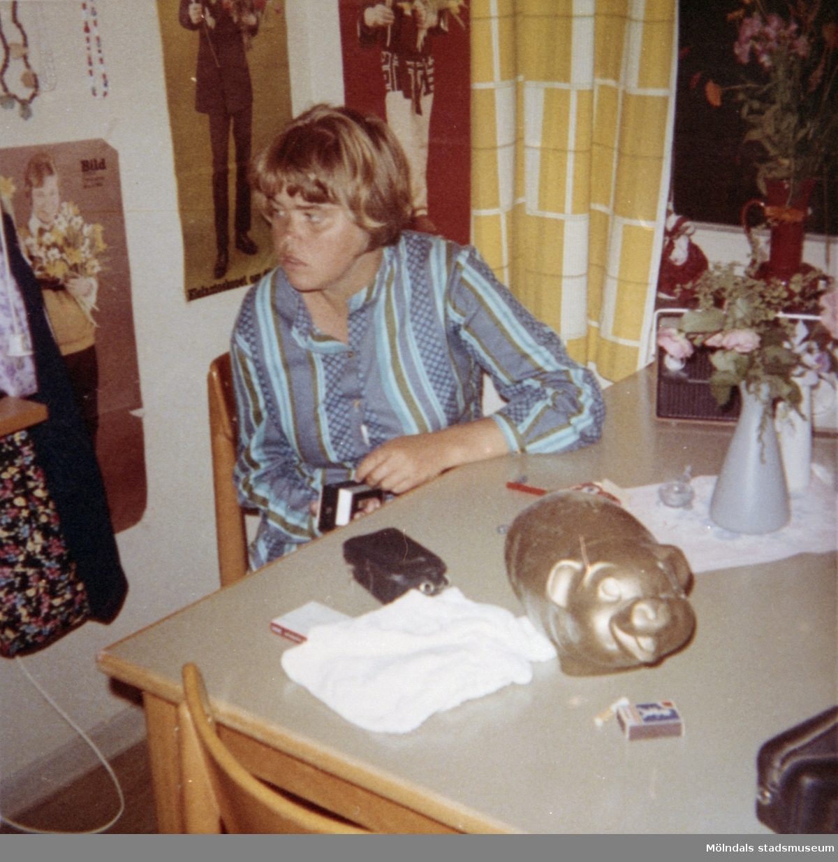 Elev, vid Streteredshemmet, som sitter vid ett bord. 1970-tal.