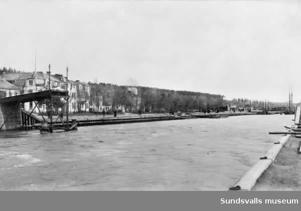 Gångbron över Selångersån helt raserad vi vårflodens härjningar 1919.