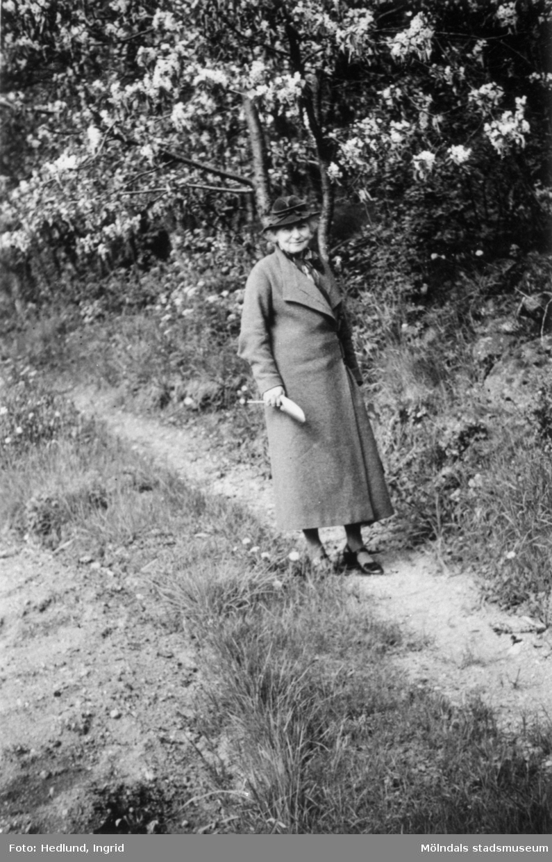 Äldre kvinna i en park. Troligtvis Norrköping 1935-1937.