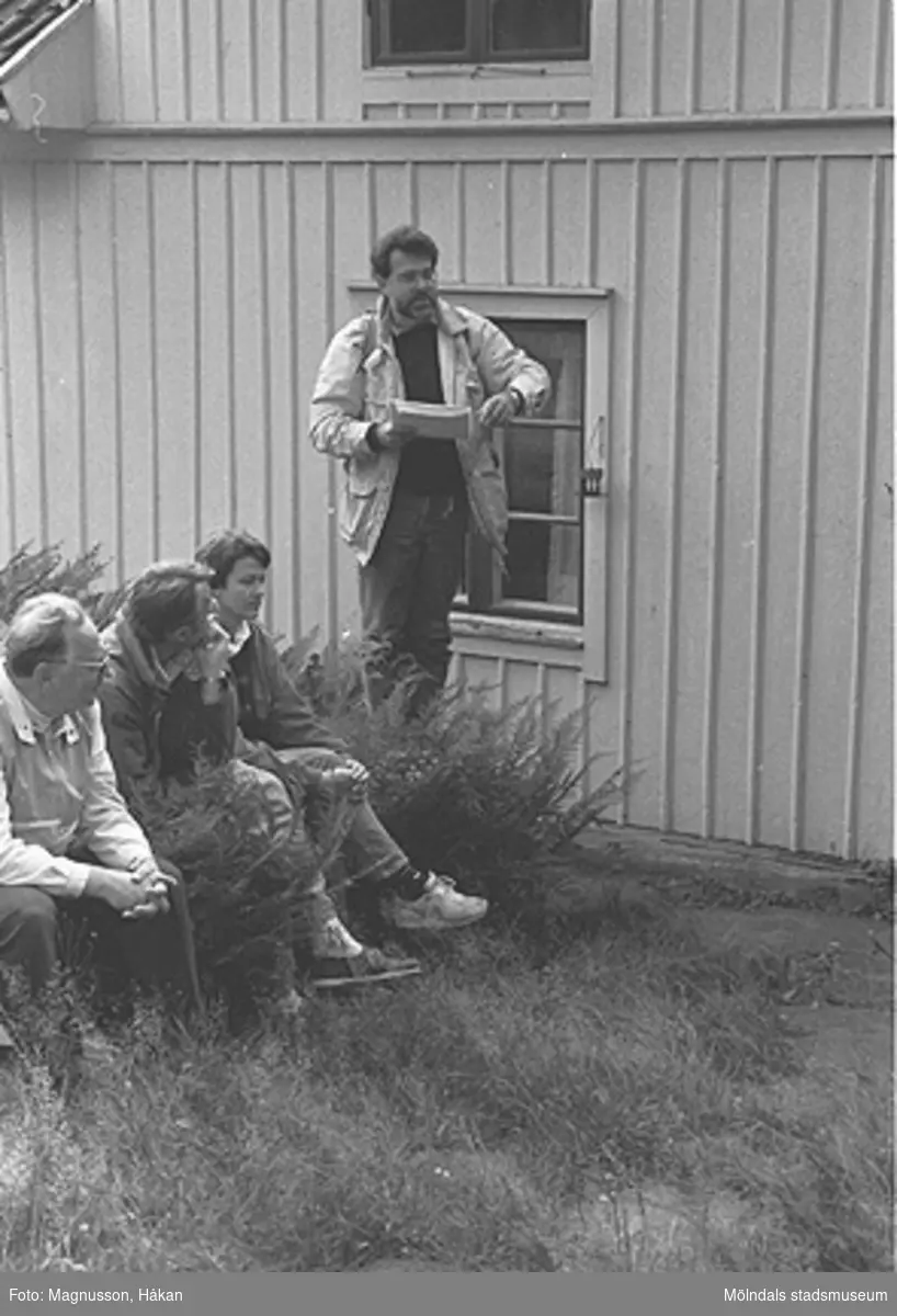 En sockenvandring i Våmmedal som Staffan Bjerrhede ledde. Arr. av Kållereds hembygdsgille. 
Exteriörbild av bostadshus på Våmmedal 2:9, 3:2 och 3:3 i Kållered, september 1991.