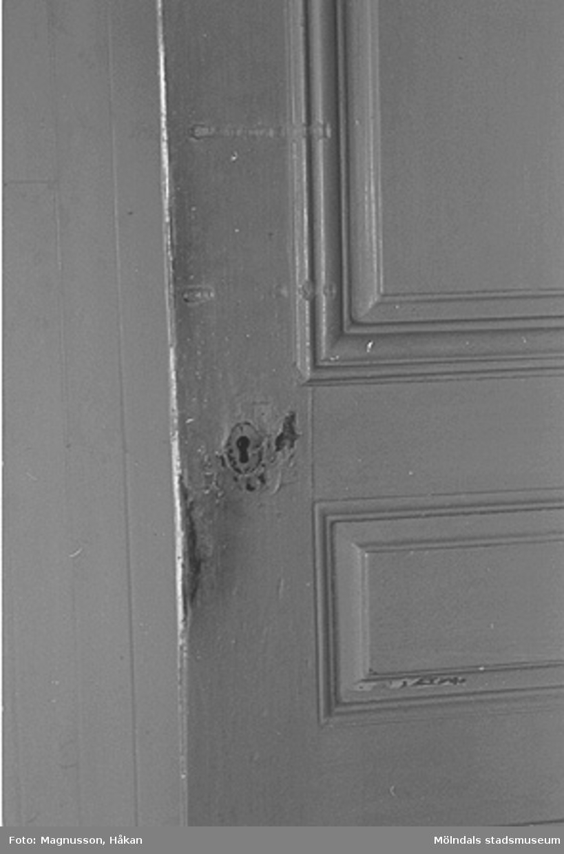 En dörr på andra våningen som leder till gavelrummet. Det användes på sommaren.
Interiörbild i bostadshus på Våmmedal 2:9, 3:2 och 3:3 i Kållered, september 1991.