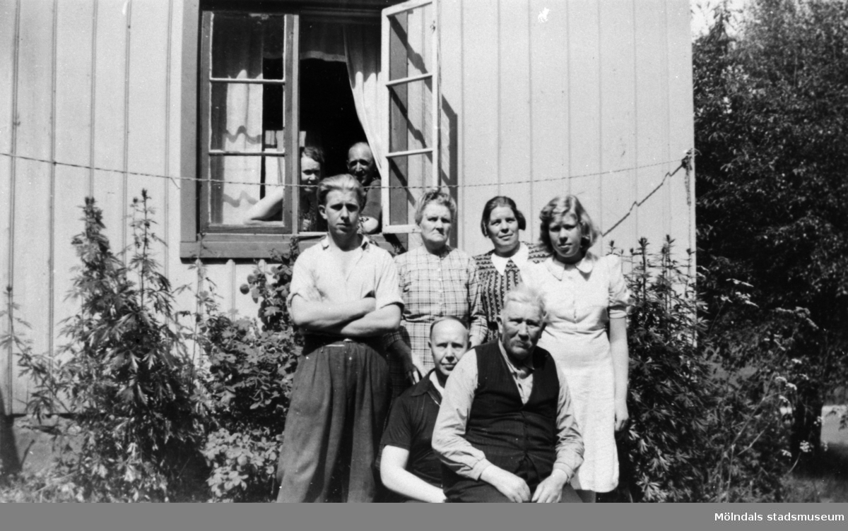 Sommargäster, släkt och vänner utanför Antons hus, 
1940-talet.
Med på bild: Oskar, Nyberg, Klara Svensson, Ivar Svensson och Anton Svensson.