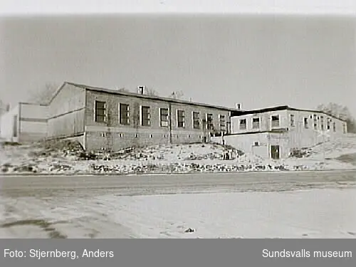Bild 11 Magasin tidigare virkeslager ca 1940.Bild 16 Vy fr SO nyuppfört kontor till höger,transformatorhuset i fonden.