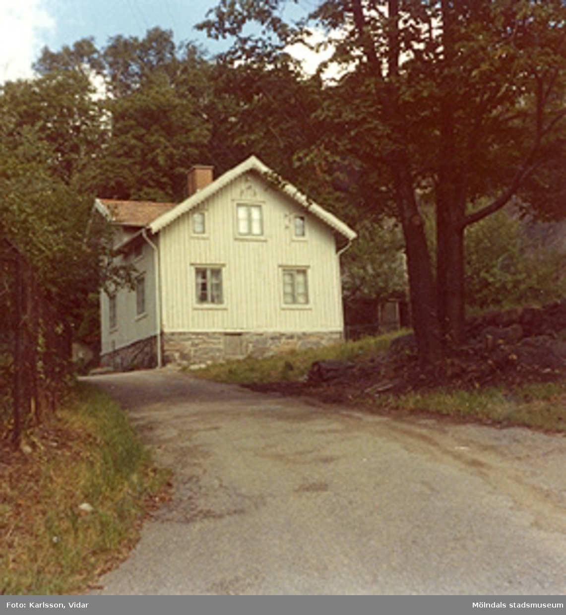 Bostadshus Roten F25. Gatan (som skulle blivit Myntgatan) går framför huset.