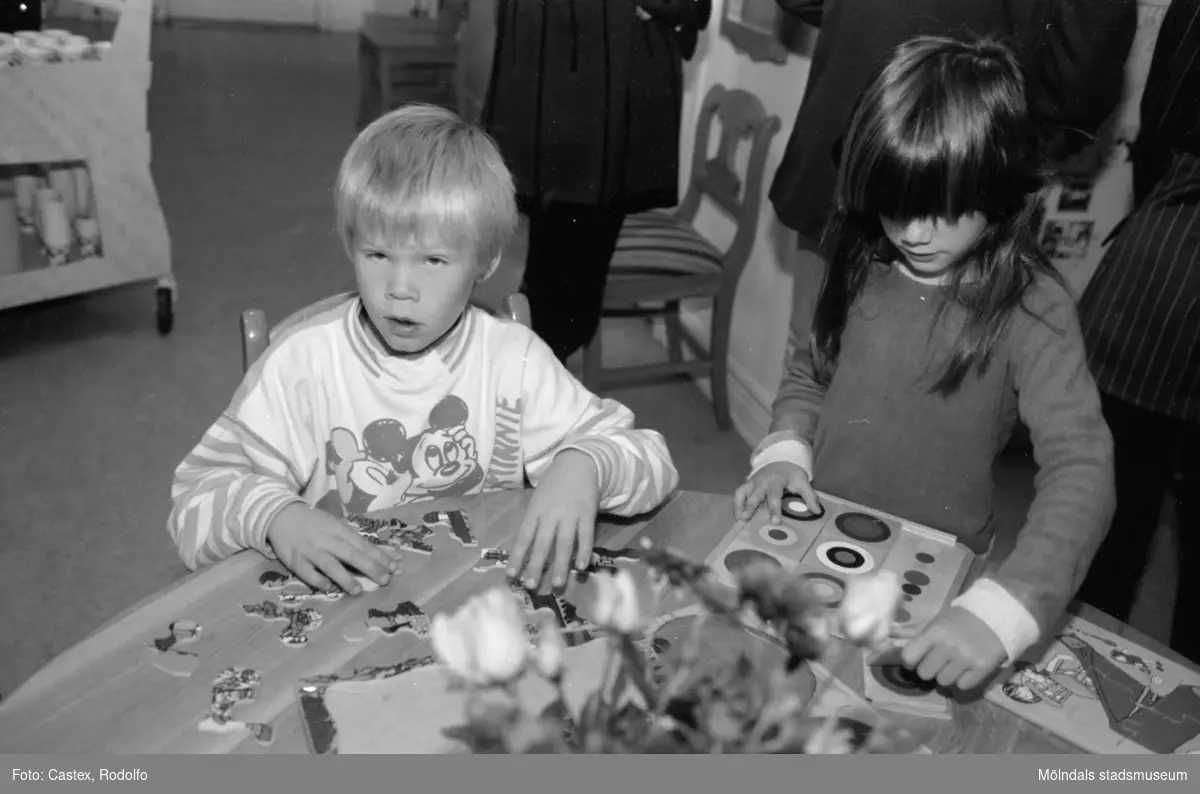 Två barn som sitter och pysslar vid ett bord. Utställningsvernissage av och om Katrinebergs daghem på Mölndals museum 1993-09-10.