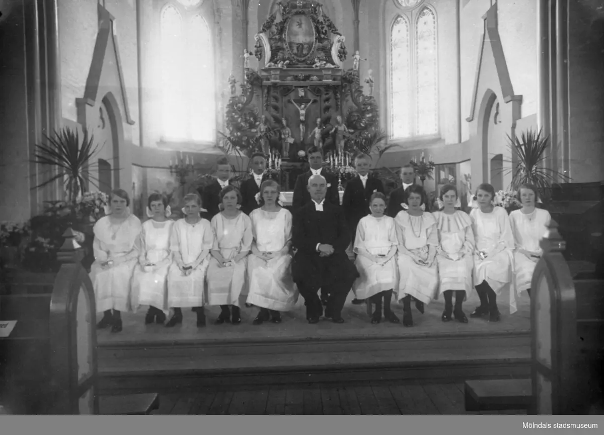Ett konfirmationsfoto av givaren då 14-åriga syster Signe Andreasson (gift Haverström), som sitter i nedre raden till höger, i Fässbergs kyrka 1922. Den vithårige mannen är konfirmationspräst/rektor Ludvig Hallgren.