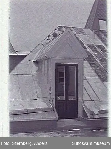 Bild 34. Nytillverkad kupa med dörr till terassenpå taket mot väster.Bild 35-36.(Dubbelexponerade). Komposition till föregående bild och efterföljande med nytillverkad tornvimpel med årtalet 1891.