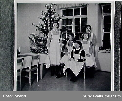 Vårdpersonal i avdelning K 1 A:s (avdelning för lugna, kvinnliga patienter) dagrum, Sidsjöns sjukhus, julen 1944.