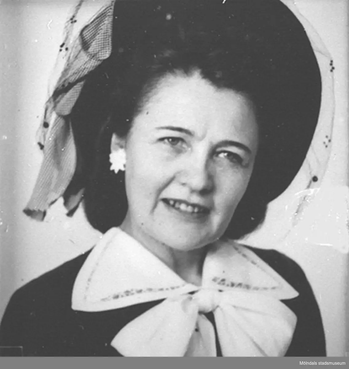 Del av fotokarta med 20 stycken porträttbilder av Karin Hasselberg (1903 - 1996) med och utan hatt. Karin började arbeta på Stretereds skolhem 1924 och slutade på 1960-talet. Hon hade en tjänstebostad på Stretered. Från 1940-tal till 1960-tal hade hon sitt hem på Skolgatan i Haga, parallellt med bostaden på Stretered.