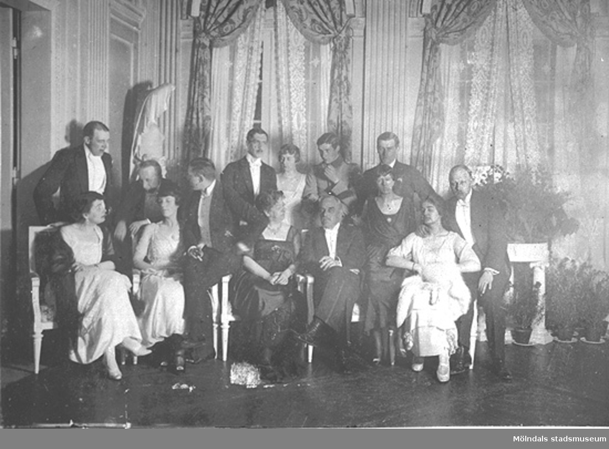 "Middag 17 april 1919".
Vid detta tillfälle eklaterades förlovning mellan Margareta Sparre och Folke Sederholm, som syns tillsammans längst till höger. I mitten ses Hilda Sparre. Fotograferat från stora salongen på Gunnebo slott.