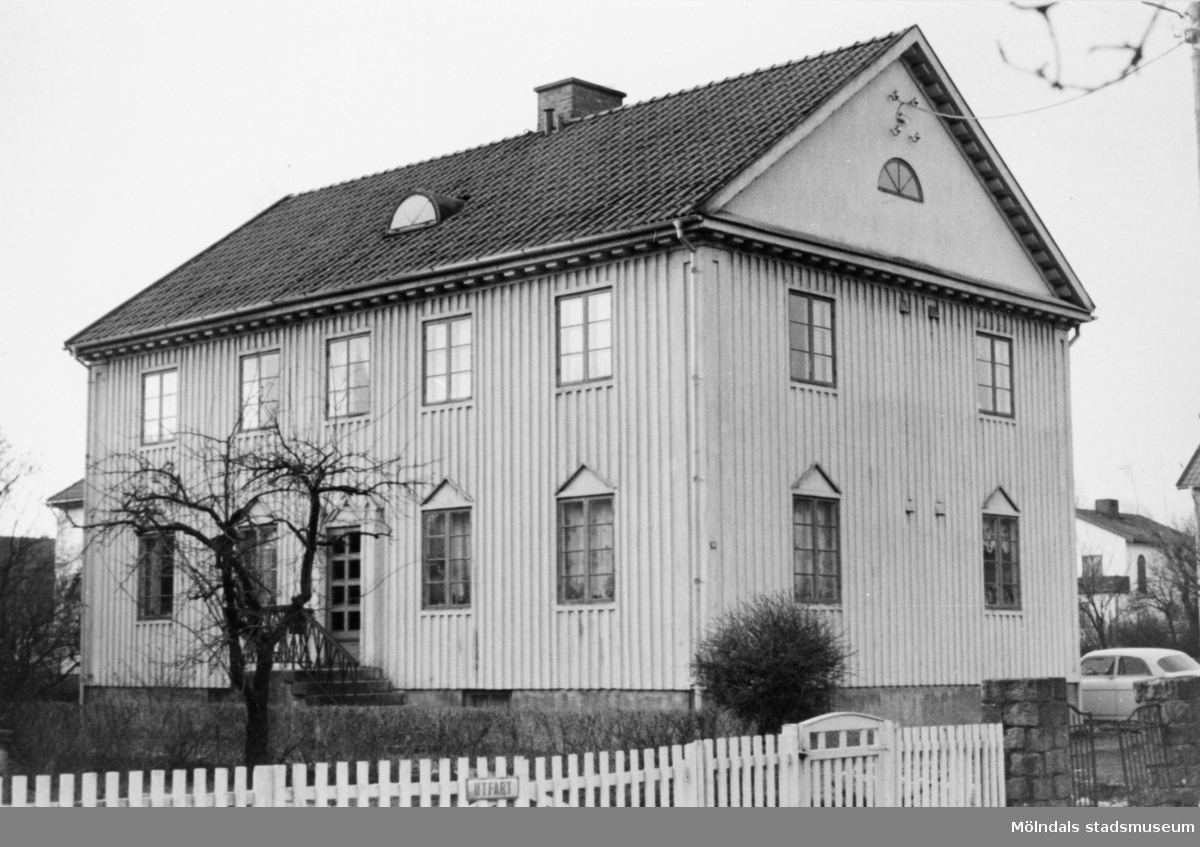 I detta hus bodde handlaren O.A. Bengtsson och manufakturisten Sigurd Nilsson. 
Adressen var Villagatan 14 eller Barnhemsgatan 25. (Personuppgifter från Erne Moberg.)