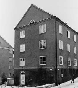 Postverkets personalbostadsfastighet,  Helgalunden 1 - 9, Stockholm.Helgalunden nr 1. Fasaden åt Helgagatan.