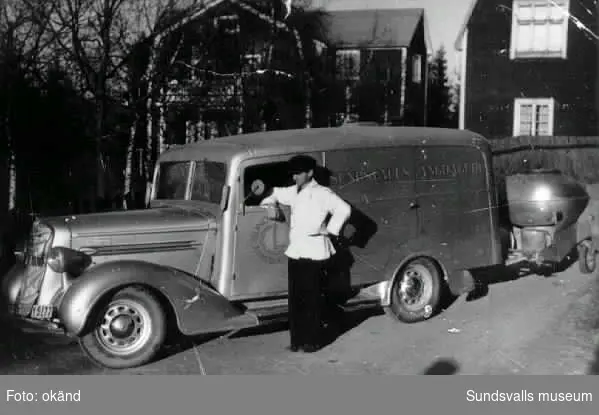 Sundsvalls ångbageri kör ut bröd under krigsåren 1942. Bakom bilden finns ett gengasaggregat. På den tiden var det även ovanligt att karossen täckte hjulen men denna bil hade en specialbyggd kaross för att rymma mycket bröd.