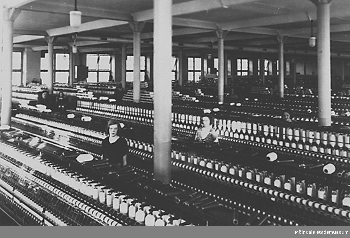 Personal som arbetar i AB Eisers spinnerilokal, 1940-tal.