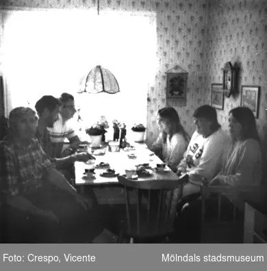 Edvard Samuelsson, boende i Bifrost och medlem i bostadsrättsföreningen Tegens styrelse, bjuder områdets städerskor på fika. Släpharvsgatan 5, början av 1980-talet.