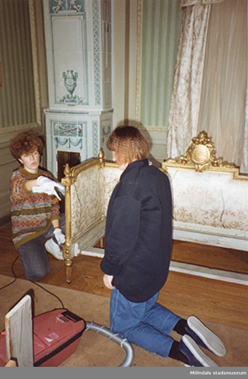 Ulla Hasselqvist och Monica Perman städar dels i matsalen, dels i fru Halls sängkammare (rum nr 31 och 27). Cirka 1993.
