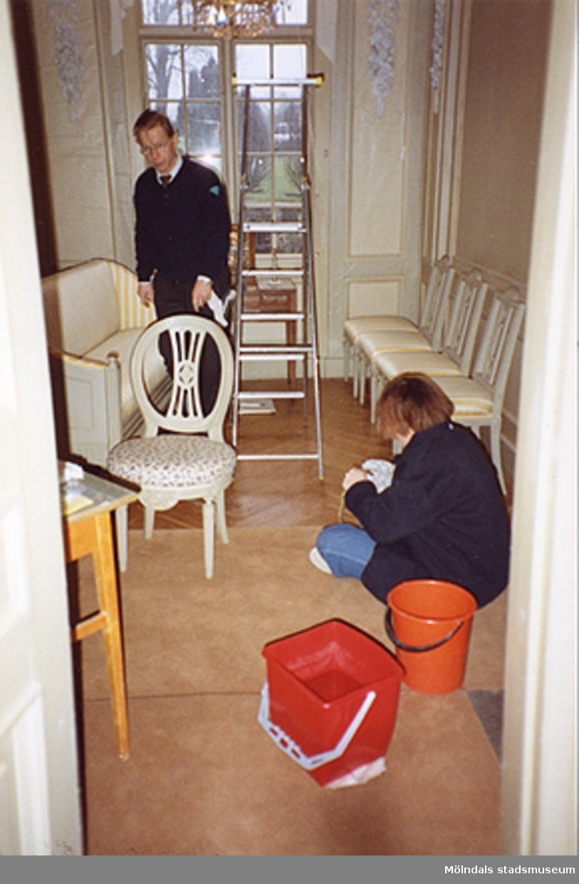 Monica Perman och Sten G Svensson i fru Halls toalett (rum nr. 25). Cirka 1993.