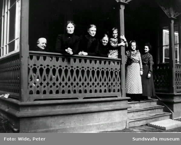 Kvinnor i alla åldrar på Videgårdens veranda.