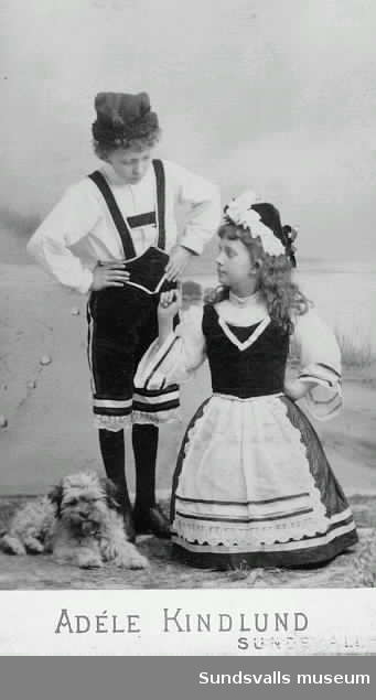 Tablå med barn klädda i "folkdräkt" Borgmästare Drakes barn Svea född 1879 och Ebba född 1881. Ebba var den första kvinnliga studenten i Sundsvall.