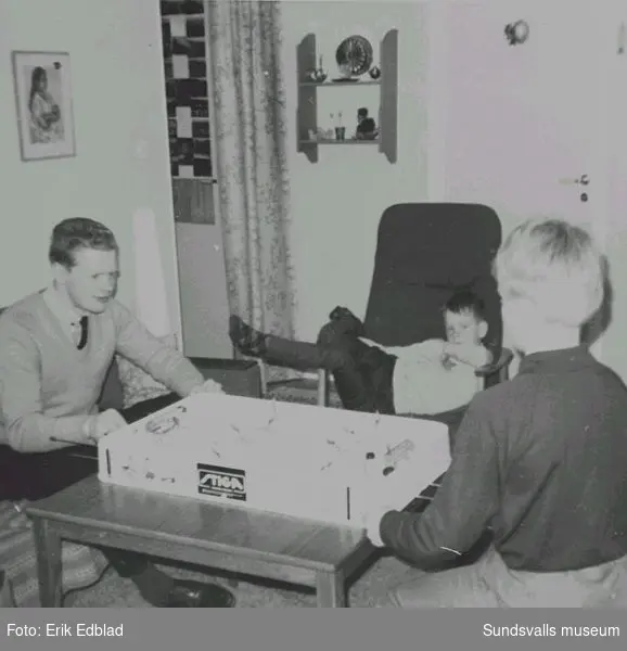 Bernt Edblad (f. 1938), son till Erik och Siri Edblad, spelar bordshockey med systern Irmas söner Urban och Bertil i deras hem i Sollentuna.