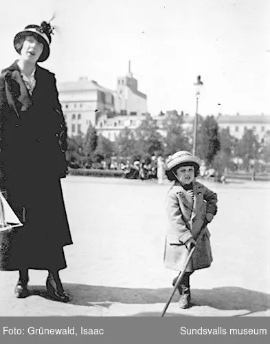 Sigrid Hjertén och sonen Iván (f. 1911) i Kungsträdgården, 4 juni 1915.