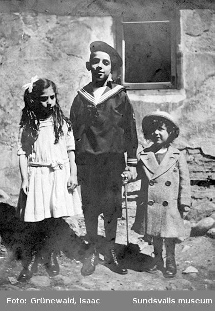 Iván Grünewald (f. 1911) t h, tillsammans med kusinerna Elsa och Sicke (eller Svenne), troligen våren 1915.
