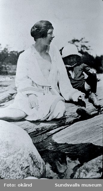 Sigrid Hjertén och Iván Grünewald på stranden.