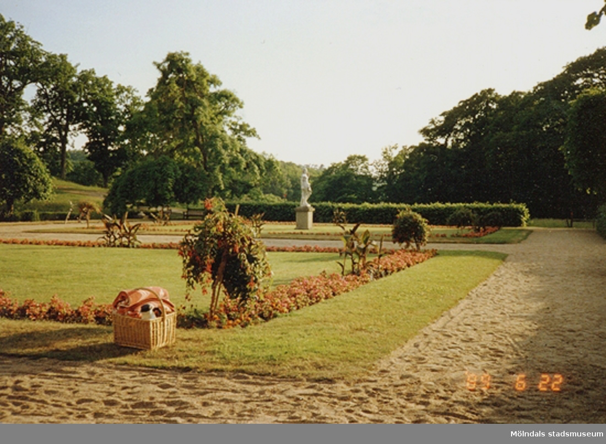 Picknickkorg placerad på en av gräsmattorna i Gunnebo slottspark, juni 1989.