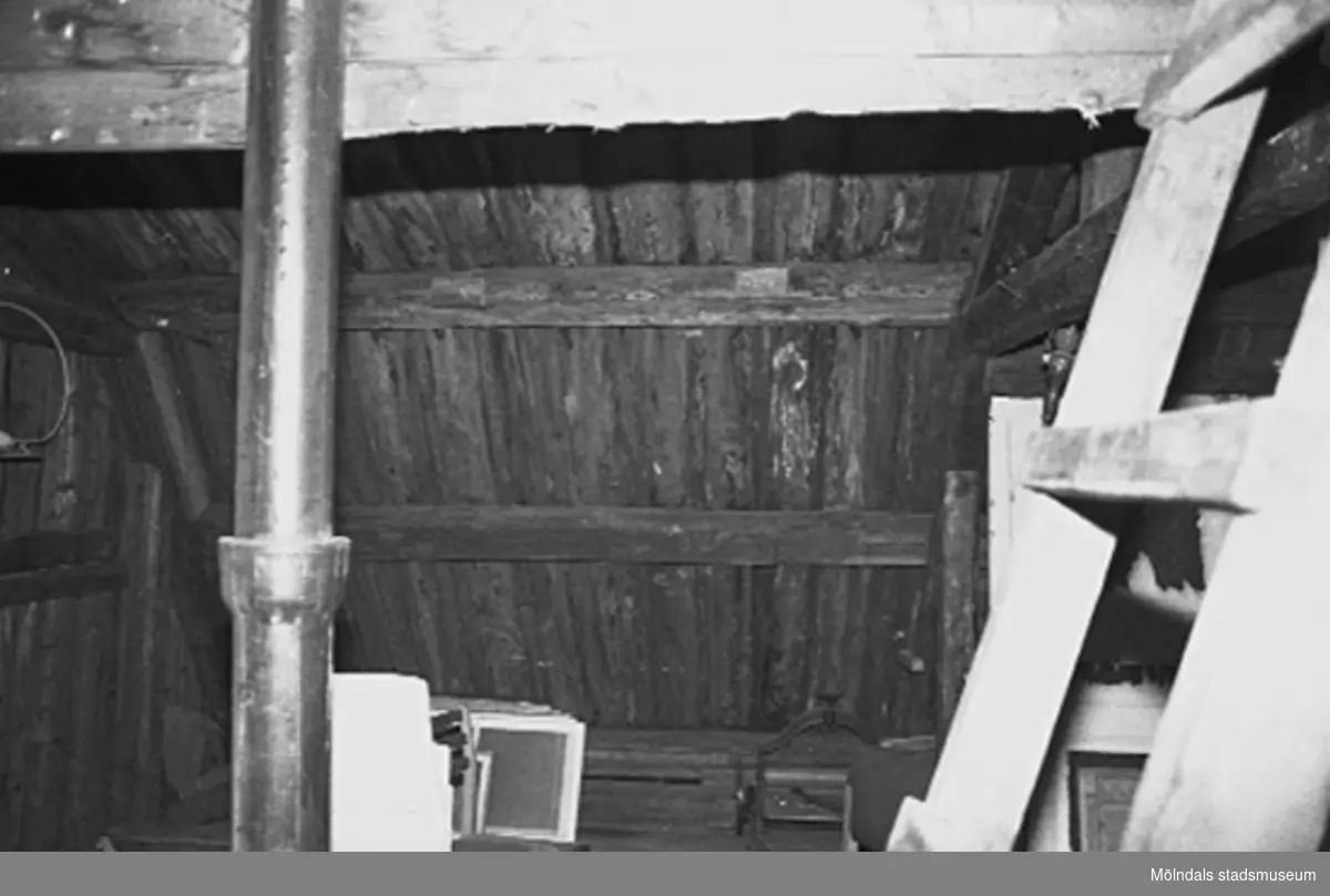 Kvarnfallet 31 i Grevedämmet, hösten 1994. Interiör i fabriksbyggnad. Möjligt loft med träinredning.