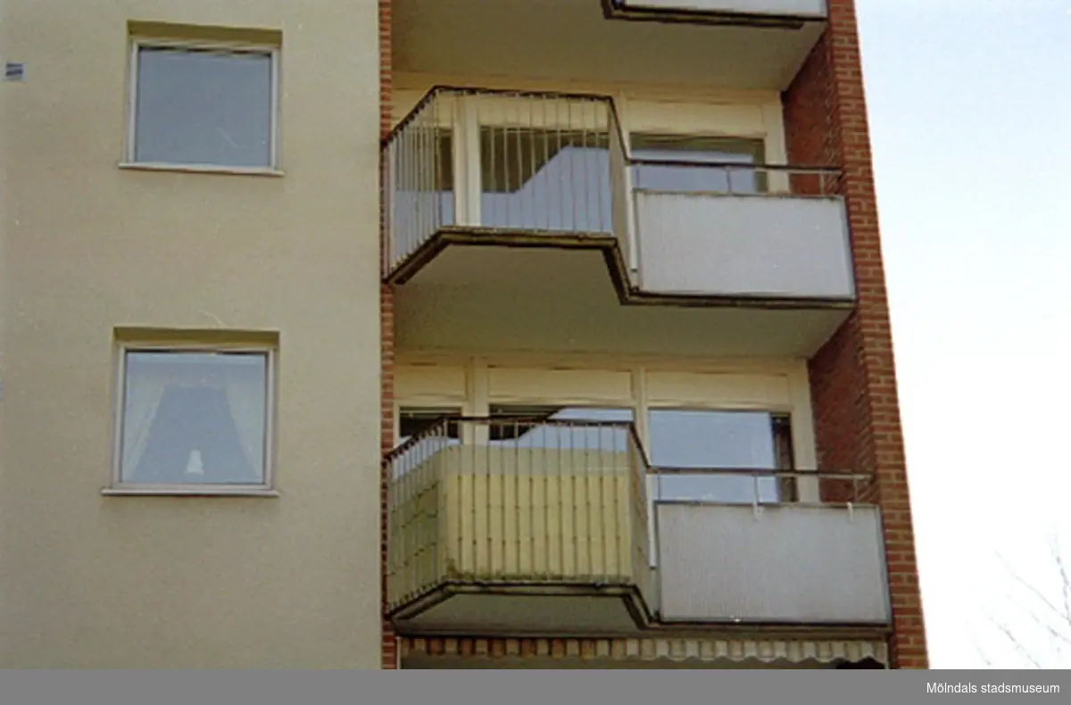 Byggnadsdokumentation år 2002 av balkonger på Hagåkersgatan, Leopold 3.