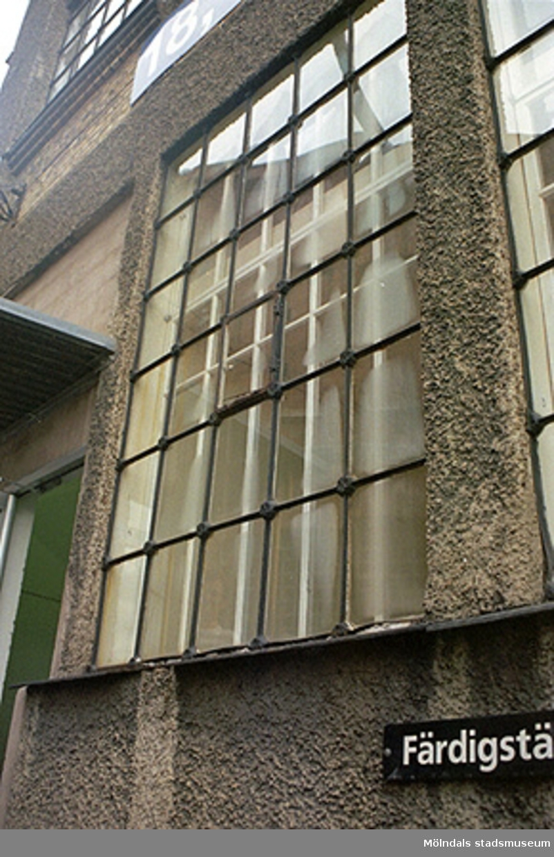 Byggnad 14, dess järnfönster på spritputs fasad. Inom Papyrusområdet med vy från norr, oktober 1998.