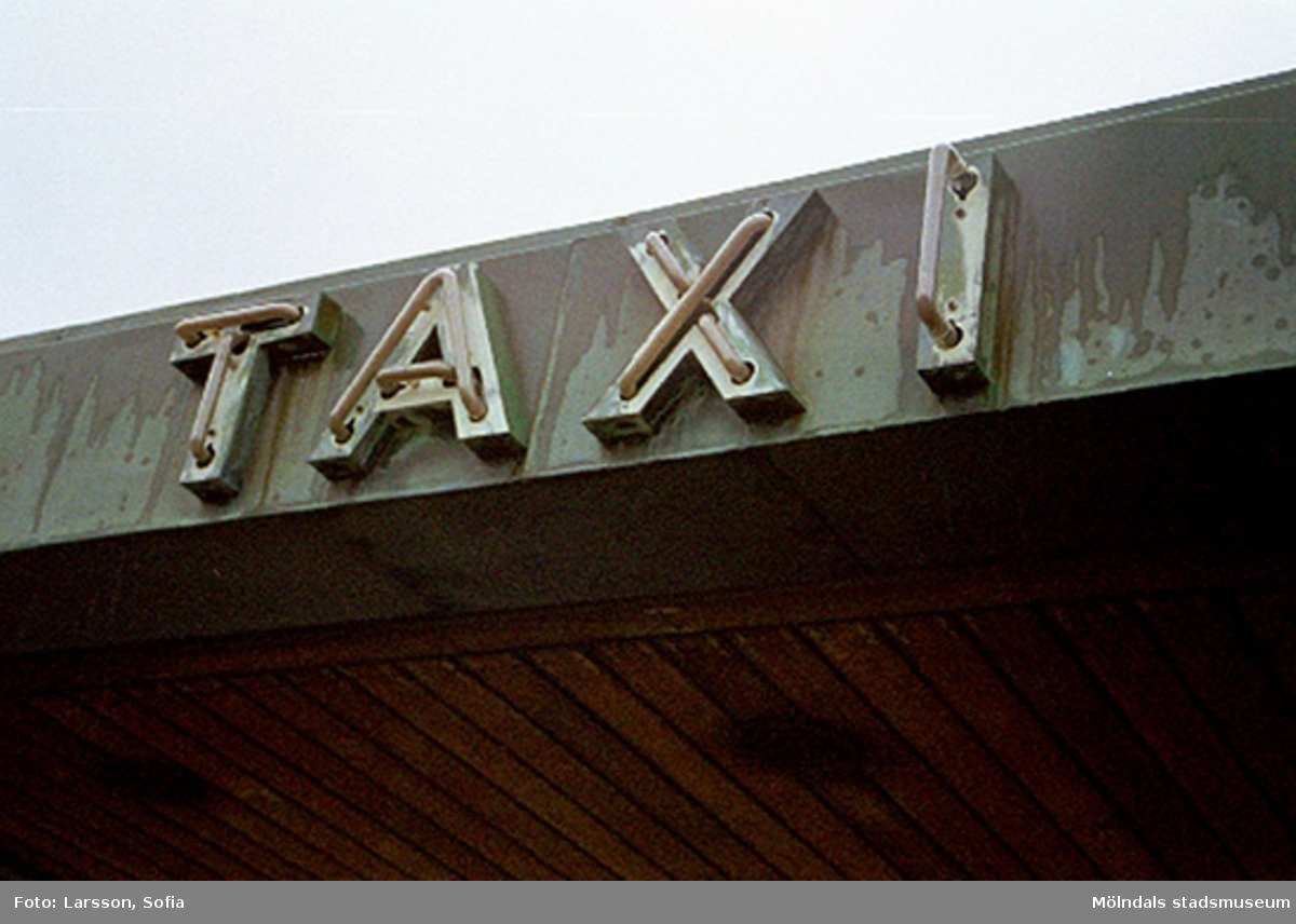 Närbild av TAXI som sitter på takblecket. Dokumentation av taxistation.