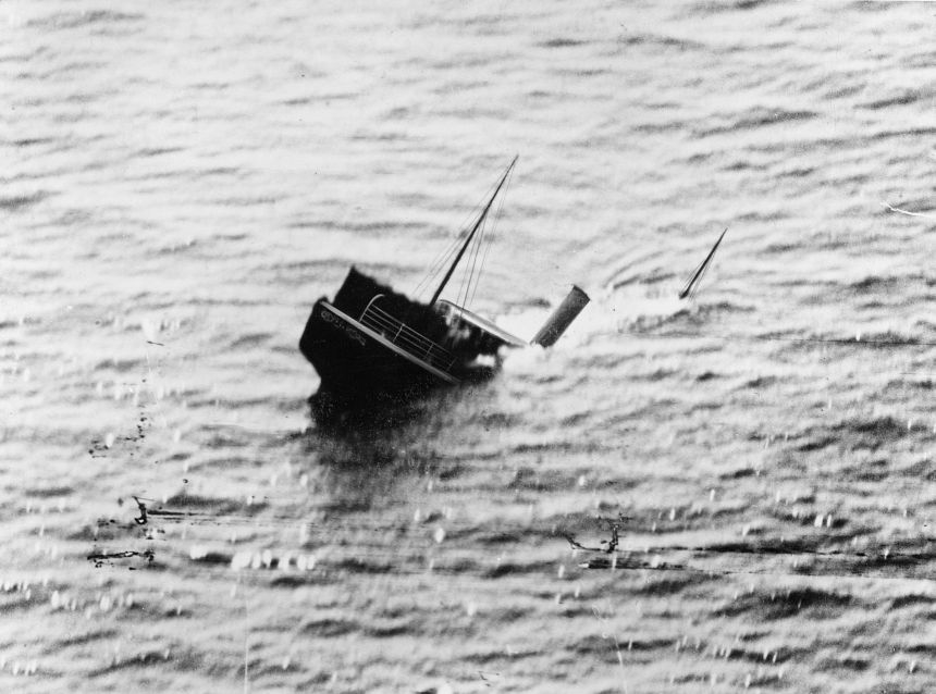 Exit "Öland" (I). Sista uppgiften var att agera skjutmål för
svenska flottan. Fartyget sjunker i Danziger Gatt 1.8.1935, efter
beskjutning av flottans fartyg.
