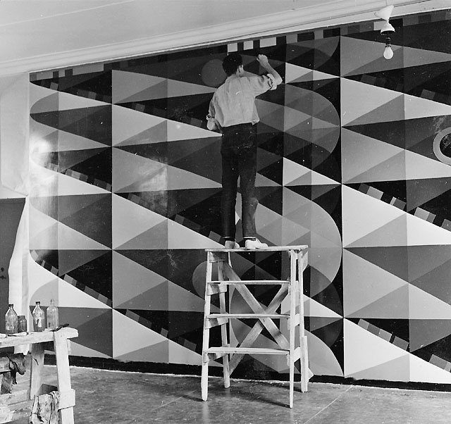 Blivande U.P.U.-rummet på 2 trappor (f.d. rum 4). Konstnären Lennart Rodhe skisserar upp sin väggmålning "Paket på löpande band", vars original tillhör postkontoret i Östersund. Foto 17 juni 1955.