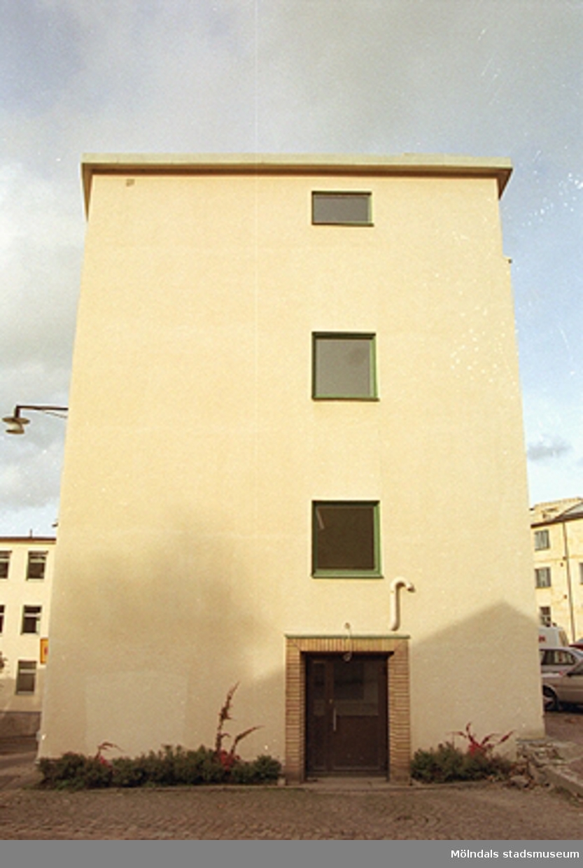 F.d Ahlafors textilindustri (Carlsbergs) i krönet av Götaforsliden och Royens gata år 2001. Till höger skymtar parkeringen vid "Strumpan". Tidigare låg "Smutten" här, innan fastigheten byggdes om (både namnet och smutten försvann 1949). Relaterat motiv: 2004_0383.